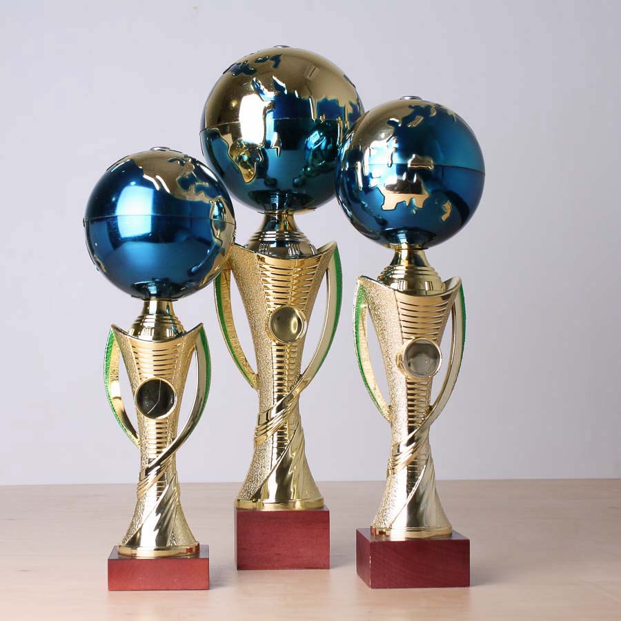 Кубок К1825С на дерев'яній основі з глобусом h29см