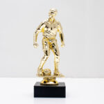 Статуэтка футболист с мячом h15см