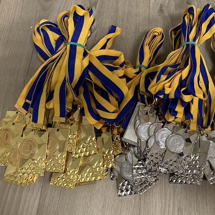 Медаль МА088 Gold прямокутна з гербом України місце під Жетон D25мм (65*40мм)