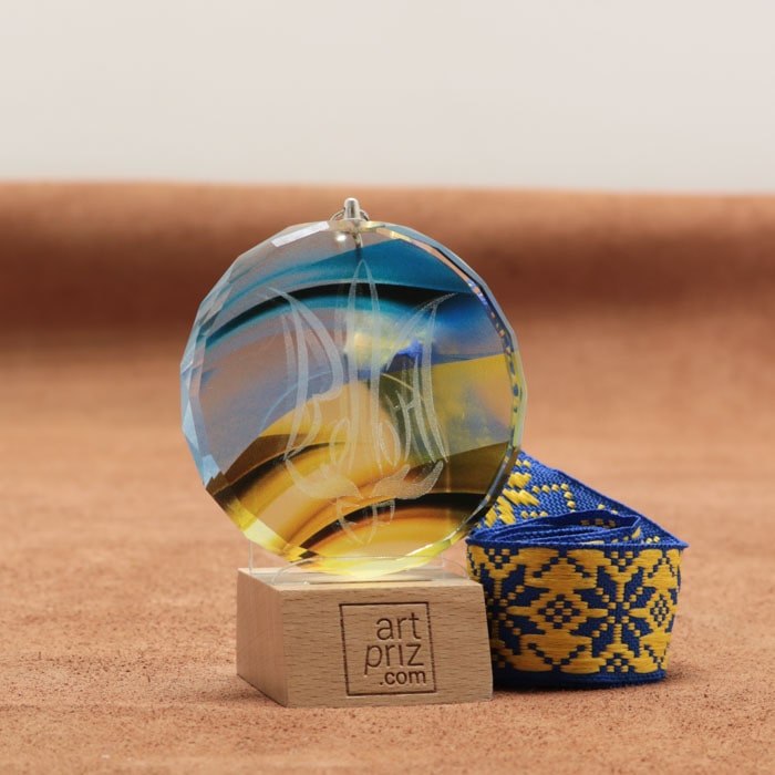 Медаль скляна з гранями Д70мм GL-89I з синьо-жовтой стрічкой з національним орнаментом